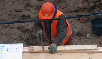 Obrero en trabajo de carpintería de construcción Obrero en trabajo de carpintería de construcción