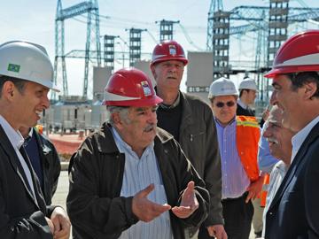 Mujica recorriendo la planta