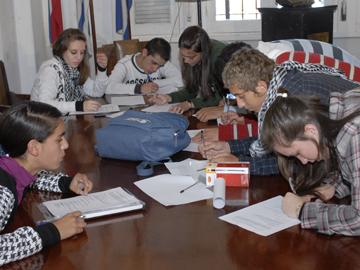 Escolares jugando