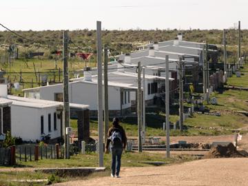 Casas y gente en la calle