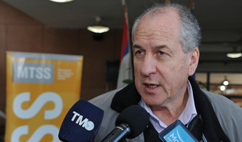 Ministro Ernesto Murro conversa con la prensa al término del encuentro con vecinos del este de Montevideo
