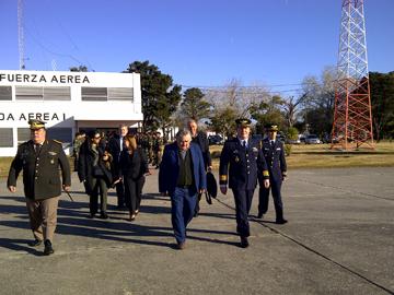 Autoridades acompañando a Mujica en el Aeropuerto de Carrasco
