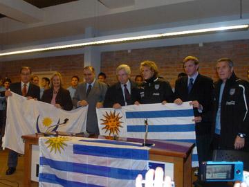Vice presidente Danilo Astori sosteniendo pabellón junto a la selección de fútbol