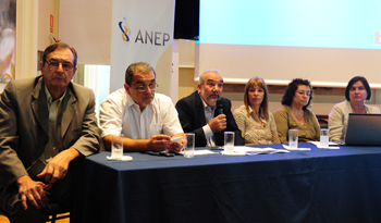 Autoridades en presentación del programa “Pensando la educación desde el aula”