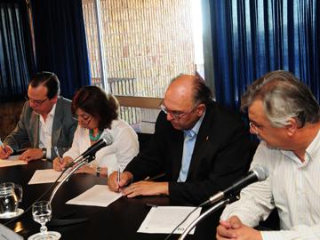 Autoridades firmando