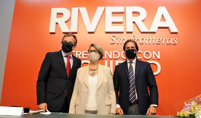 Presidente Lacalle Pou junto a intendente de Rivera, Richard Sander, y exintendenta Alma Galup