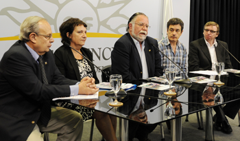 Autoridades en firma de convenio entre Ancap, trabajadores de esa empres y Dirección Nacional de Impresiones y Publicaciones