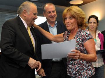 Entrega de diplomas de parte de Enrique Iglesias y Ernesto Murro