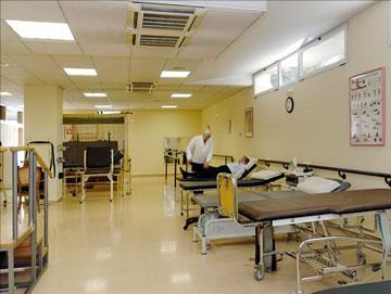 Sala con camas de traumatologia, pacientes y medico