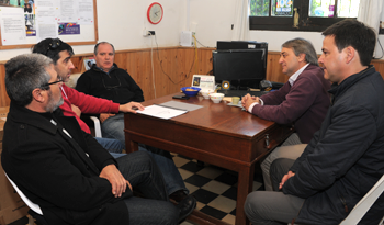 El secretario nacional de Deporte, Fernando Cáceres, intercambia ideas con vecinos de Rocha