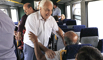 Víctor Rossi en tren de pasajeros de AFE