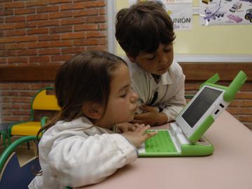 Niños con computadora del Plan Ceibal