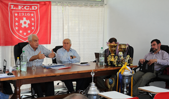 Ministro Rossi recibió a las organizaciones sociales en el local de la Liga de Fútbol de Durazno.