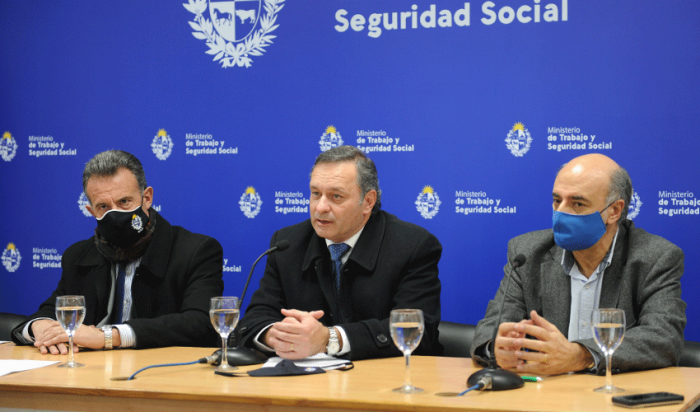 Ministro Daniel Salinas, secretario Álvaro Delgado y ministro Pablo Mieres
