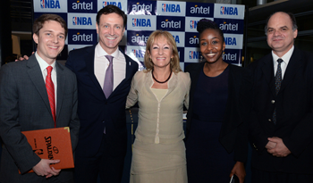 Presidenta de ANTEL, Carolina Cosse, acompañada de autoridades tras la firma del convenio con NBA