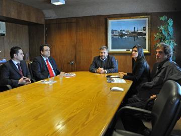 Subsecretario Pablo Genta y representantes de la empresa turca TUSKON reunidos en la sede central del MTOP Subsecretario Pablo Genta y representantes de la empresa turca TUSKON reunidos en la sede central del MTOP