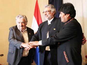 Presidentes de Uruguay, Paraguay y Bolivia posando para las cámaras