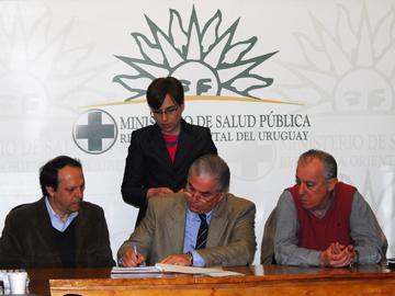 Autoridades firmando convenio