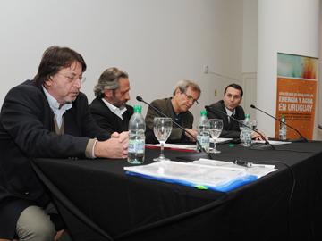 Autoridades en firma de convenio