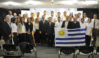 Entrega de pabellón nacional.