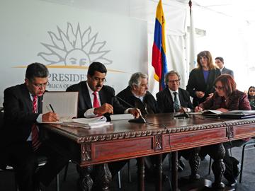 Firma de memorando de entendimiento con participación de presidentes Mujica y Maduro