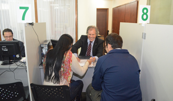 El canciller Luis Almagro entrega la documentación uruguaya a nuevos residentes permanentes
