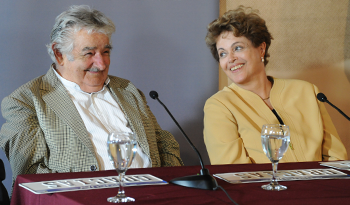 Los presidentes José Mujica, de Uruguay, y Dilma Rousseff, de Brasil, lanzaron al patente del Mercosur