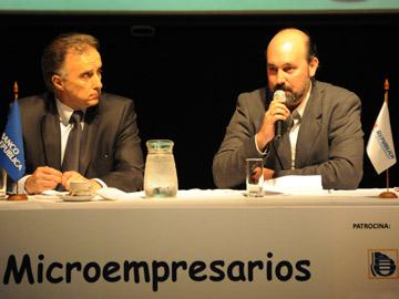 Presidente del BROU, Fernando Calloia junto al coordinador del Área de Políticas Territoriales de la OPP, Marcos Otheguy, en conferencia de prensa.