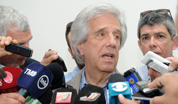 Vázquez con la prensa antes del Consejo de Ministros abierto de Santa Clara de Olimar