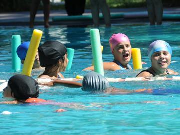 Niños practicando deportes en una piscina