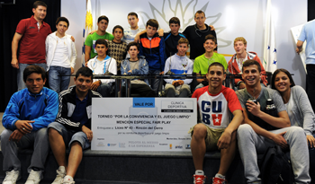 Jóvenes premiados por su participación en el programa Pelota al Medio a la Esperanza