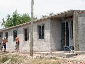 Personas construyendo viviendas