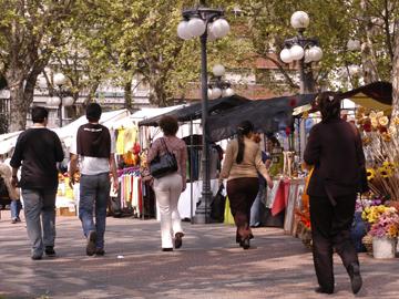 Gente caminando en la plaza