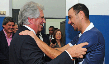 Presidente Tabaré Vázquez con Álvaro Recoba