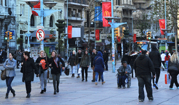 Gente transitando en Montevideo
