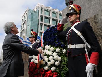 Presidente Piñera colocando ofrenda floral al monumento del Gral. José Artigas