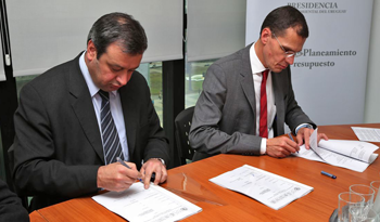 Gabriel Frugoni y Kai Bethke firman el convenio entre Uruguay y la FAO