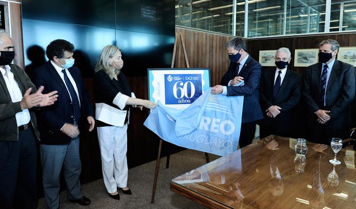 Autoridades en la presentación del sello conmemorativo