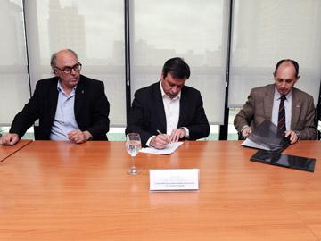 Frugoni de OPP, Carámbula de la Intendencia de Canelones y Casaravilla de UTE firman convenio para sustituir luminarias
