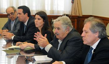 José Mujica, acompañado de Luis Almagro, a su izquierda, y de la interprete, Diego Cánepa y Luis Fratti, a la derecha