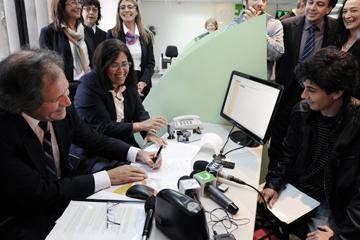 Ministro Almagro firmando apostilla