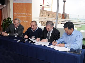 Autoridades en la firma de convenios