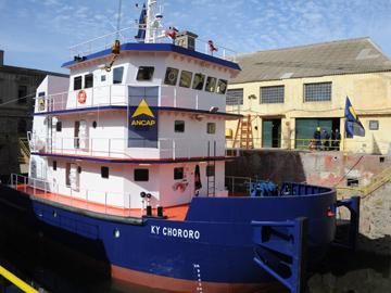 Barco remolcador de ANCAP