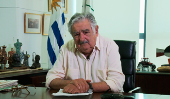 El Presidente José Mujica rinde homenaje a las víctimas del Holocausto