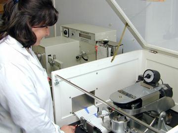 Persona trabajando el laboratorio