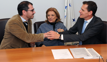Prosecretario Juan Andrés Roballo firma convenio con representante de FAO en Uruguay, Kai Bethke