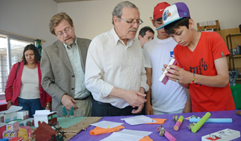 Autoridades de Gobierno y estudiantes en la inauguración del centro CECAP número 19