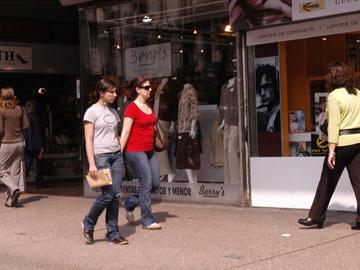 Gente caminando en la calle Gente caminando en la calle