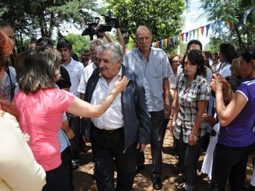 Presidente Mujica saludando a los pobladores de la localidad Centurión Presidente Mujica saludando a los pobladores de la localidad Centurión