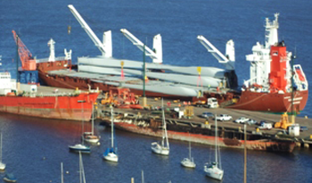 Embarcación con componentes de aerogeneradores (Foto: ANP, Fray Bentos)